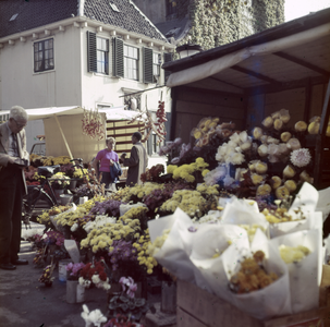 859507 Afbeelding van een bloemenkraam op de bloemenmarkt op het Janskerkhof te Utrecht.